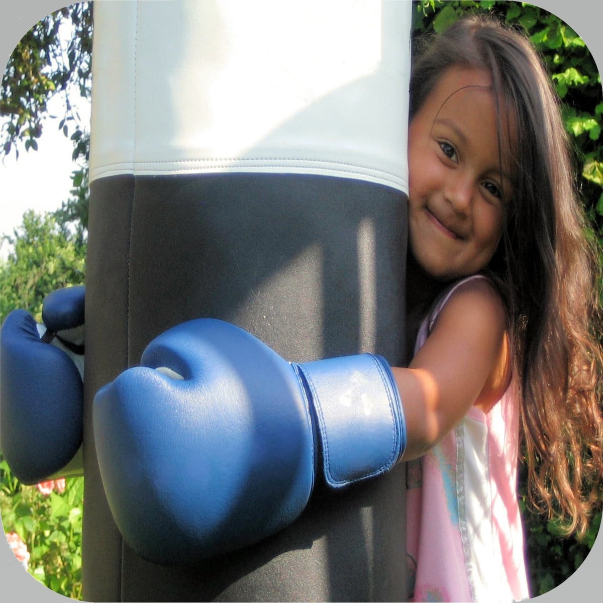 Gevoelig meisje dat meer  zelfvertrouwen krijgt met de HSK Coaching